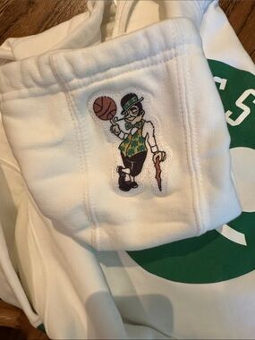 Boston Celtics Hoodie XL white Lucky Leprechaun Patch Shamrock Beantown